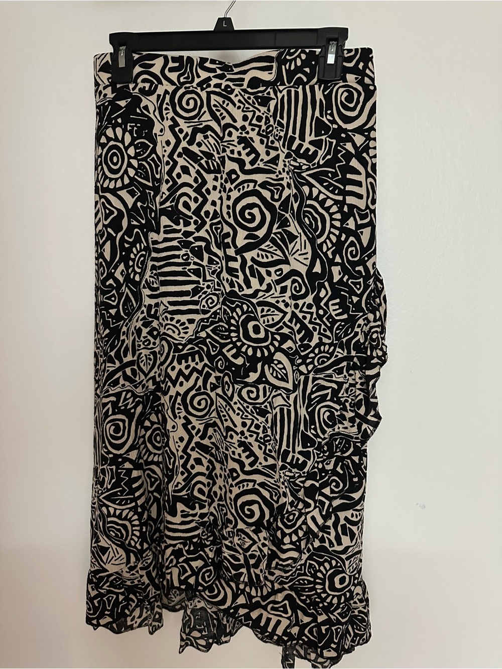 Robert Louis black and cream printed skirt, medium. Elasticated waist, unlined